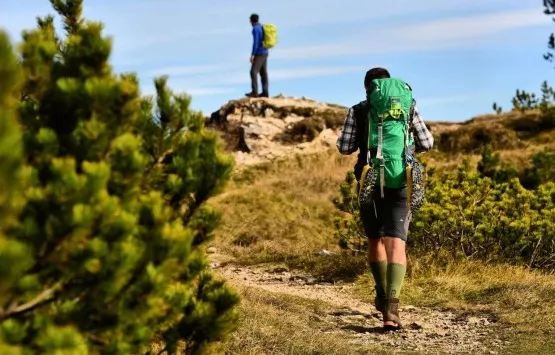 escursionista in montagna con zaino in spalle con scarponi gronell