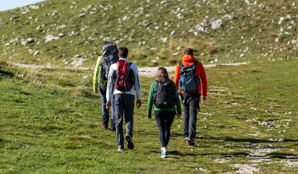 Dimagrire camminando: escursionisti che indossano scarponi Gronell durante escursione in montagna