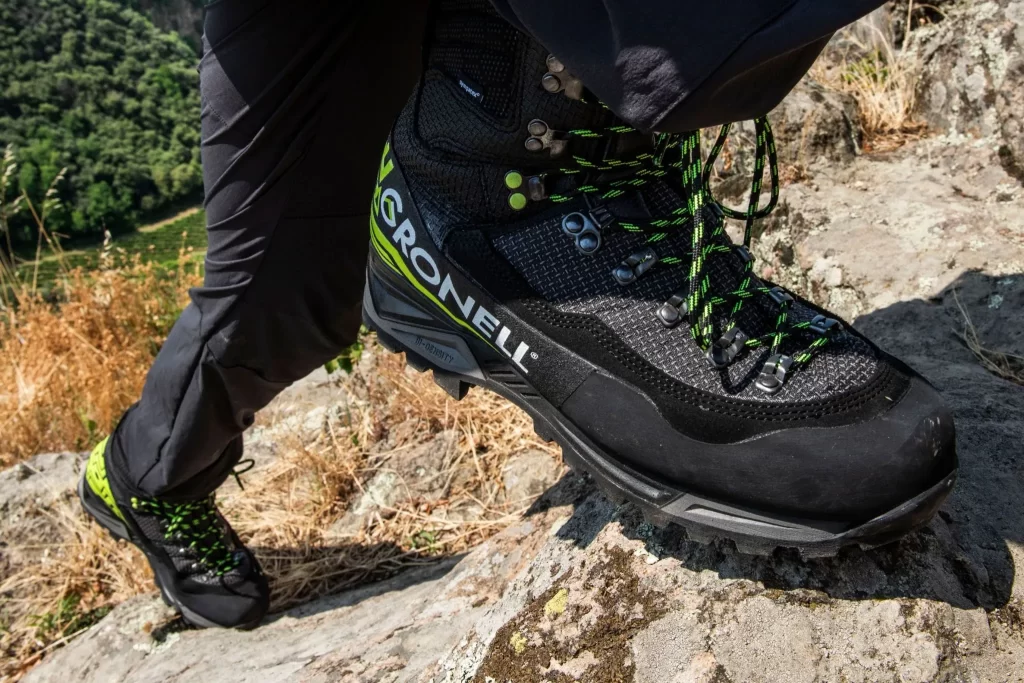 Quali sono le migliori scarpe per camminare in montagna