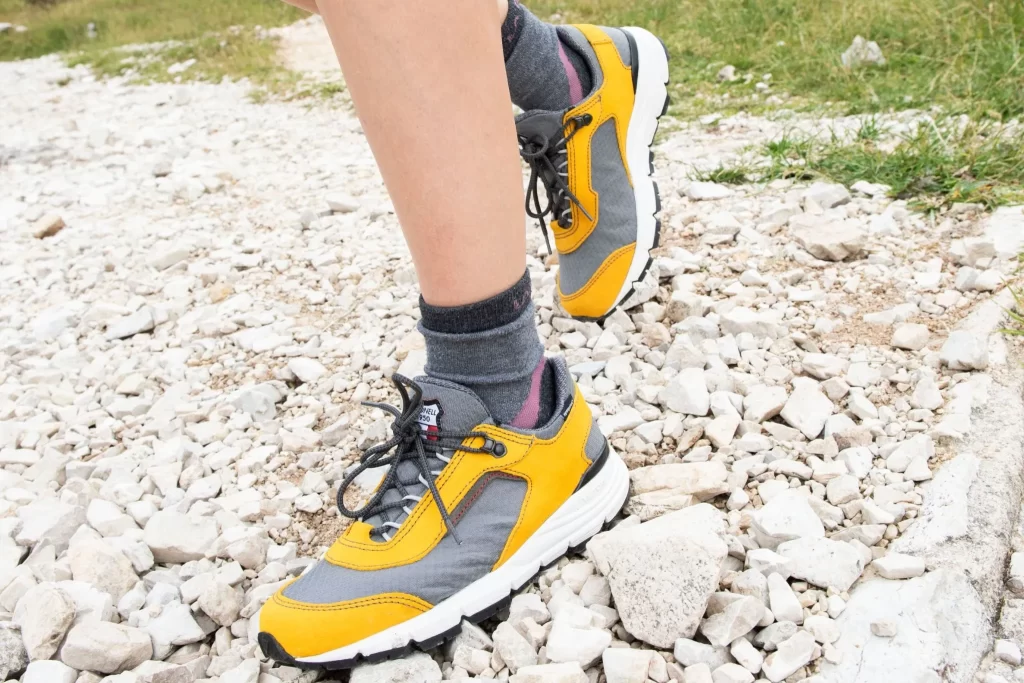 Quali sono le migliori scarpe per camminare in montagna