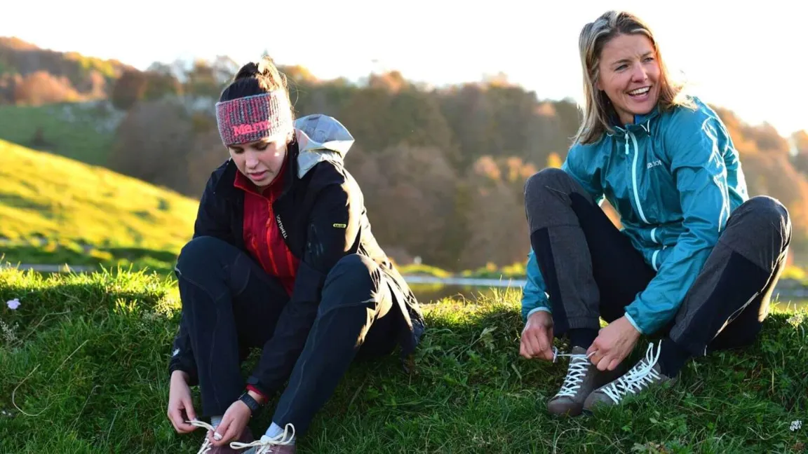 coppia di ragazze in montagna mentre indossano scarponi gronell