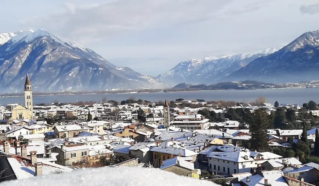Weekend in montagna? paese di montagna innevato